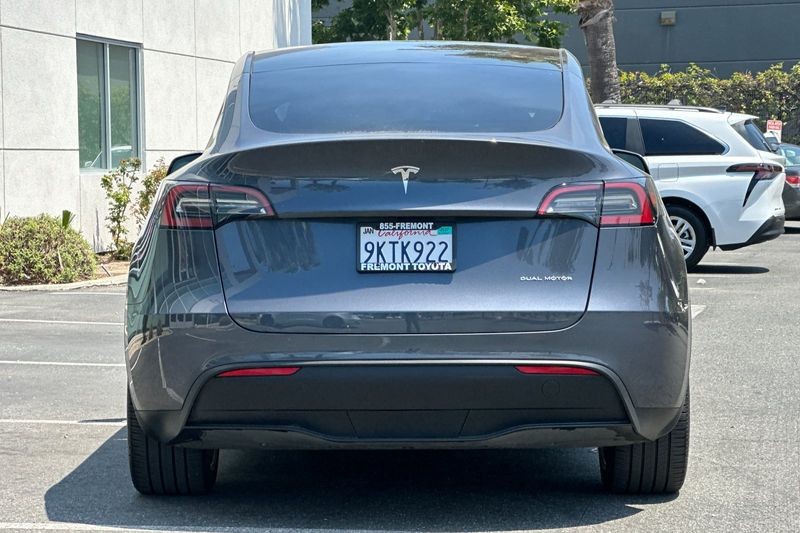 Tesla Model Y Vehicle Full-screen Gallery Image 05