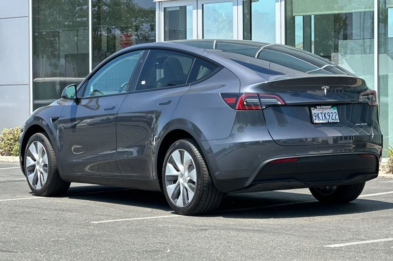 Tesla Model Y Vehicle Full-screen Gallery Image 06