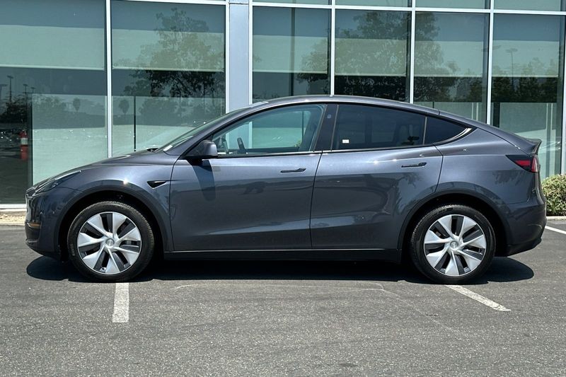 Tesla Model Y Vehicle Full-screen Gallery Image 07