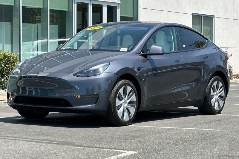 Tesla Model Y Vehicle Full-screen Gallery Image 08