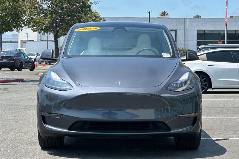 Tesla Model Y Vehicle Full-screen Gallery Image 09