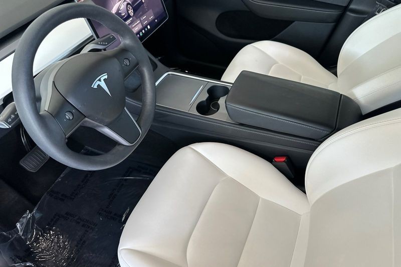 Tesla Model Y Vehicle Full-screen Gallery Image 10