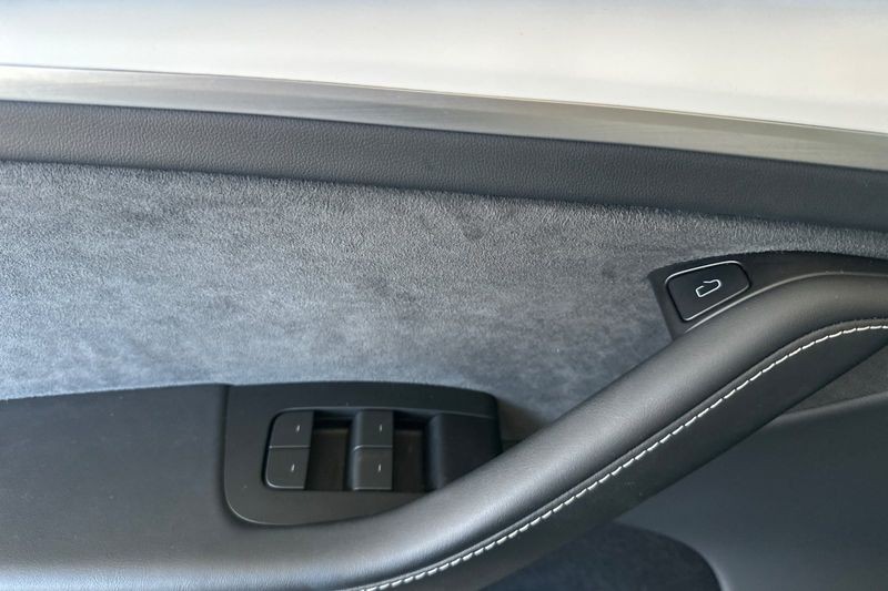 Tesla Model Y Vehicle Full-screen Gallery Image 11