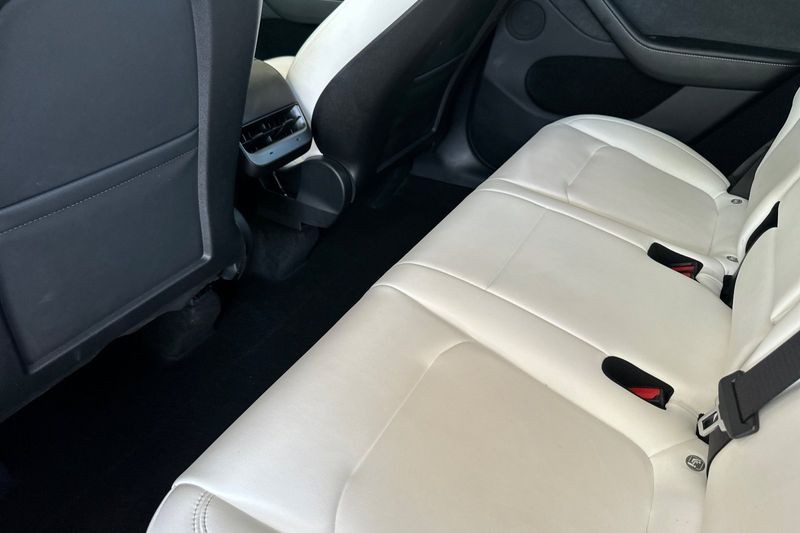 Tesla Model Y Vehicle Full-screen Gallery Image 12
