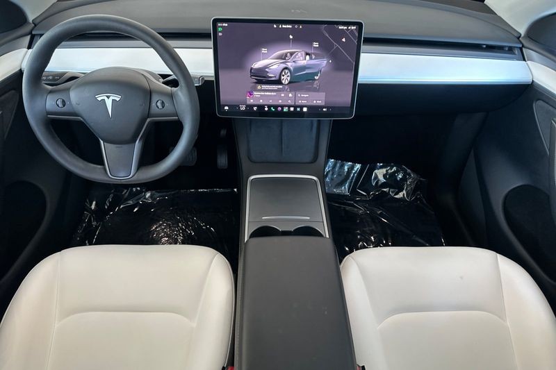 Tesla Model Y Vehicle Full-screen Gallery Image 13