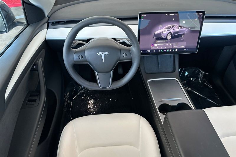Tesla Model Y Vehicle Full-screen Gallery Image 14