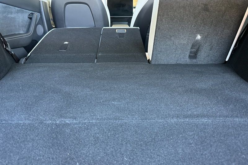 Tesla Model Y Vehicle Full-screen Gallery Image 15