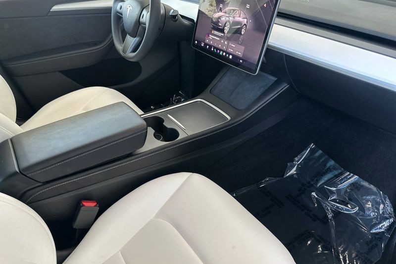 Tesla Model Y Vehicle Full-screen Gallery Image 16