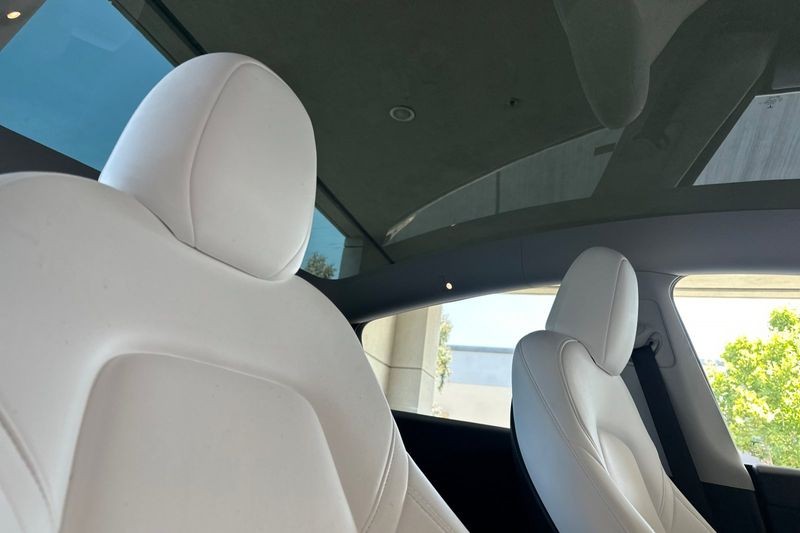 Tesla Model Y Vehicle Full-screen Gallery Image 17