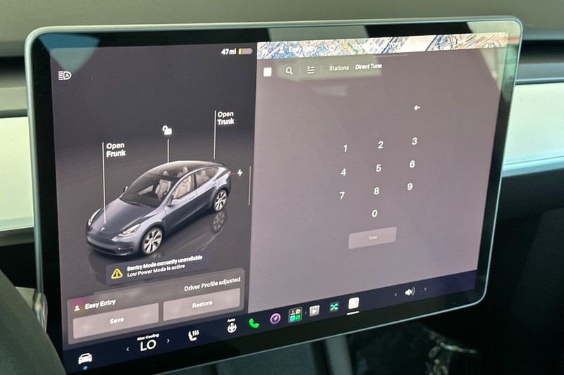 Tesla Model Y Vehicle Full-screen Gallery Image 18