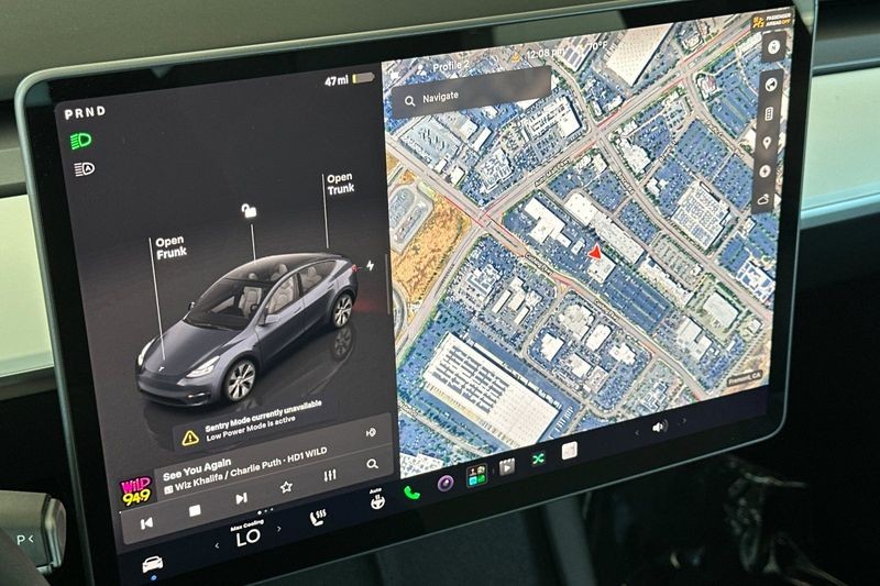 Tesla Model Y Vehicle Full-screen Gallery Image 19