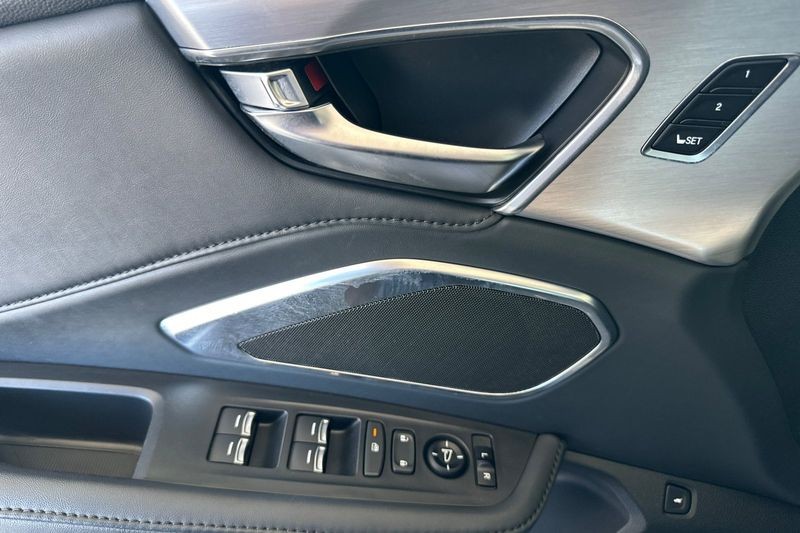 Acura RDX Vehicle Full-screen Gallery Image 11