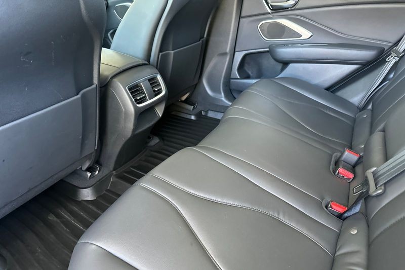 Acura RDX Vehicle Full-screen Gallery Image 12