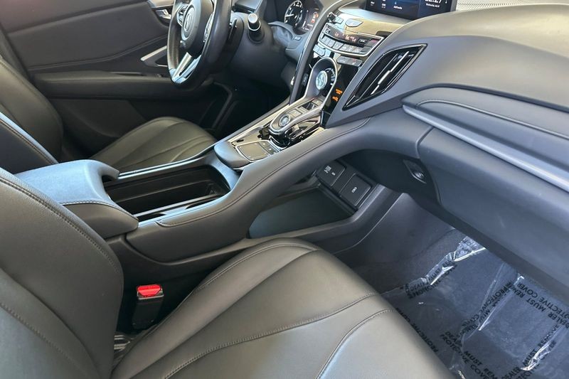 Acura RDX Vehicle Full-screen Gallery Image 16
