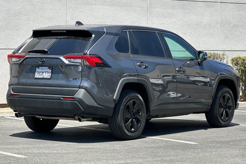 Toyota RAV4 Vehicle Full-screen Gallery Image 04