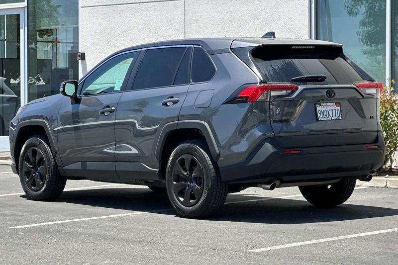Toyota RAV4 Vehicle Full-screen Gallery Image 05