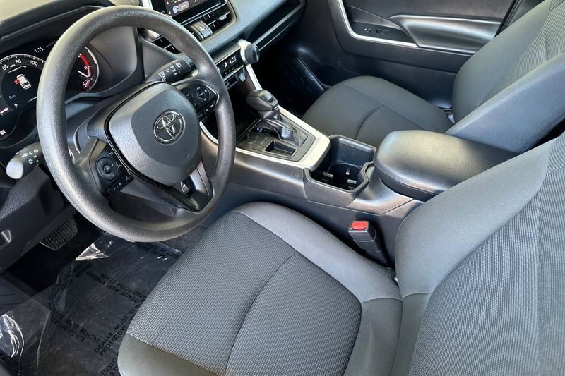 Toyota RAV4 Vehicle Full-screen Gallery Image 09