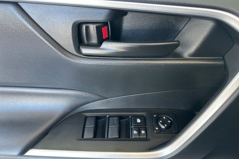Toyota RAV4 Vehicle Full-screen Gallery Image 10