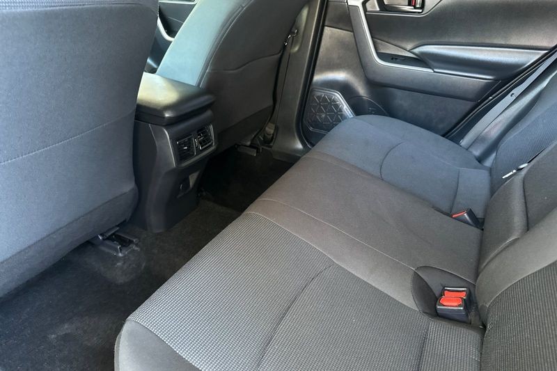 Toyota RAV4 Vehicle Full-screen Gallery Image 11