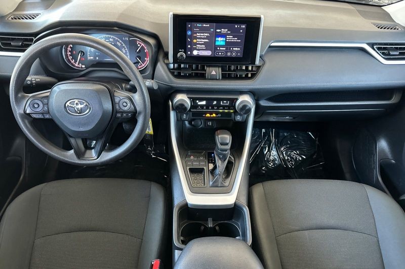 Toyota RAV4 Vehicle Full-screen Gallery Image 12