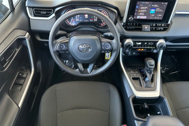 Toyota RAV4 Vehicle Full-screen Gallery Image 13