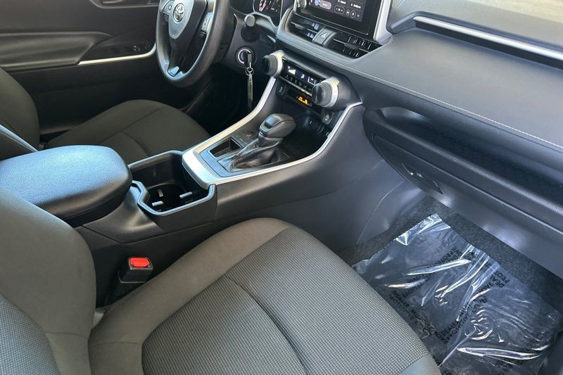 Toyota RAV4 Vehicle Full-screen Gallery Image 15