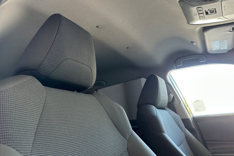 Toyota RAV4 Vehicle Full-screen Gallery Image 16
