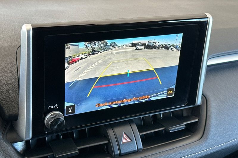Toyota RAV4 Vehicle Full-screen Gallery Image 18