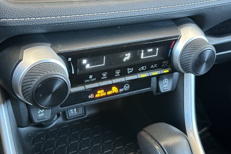 Toyota RAV4 Vehicle Full-screen Gallery Image 19