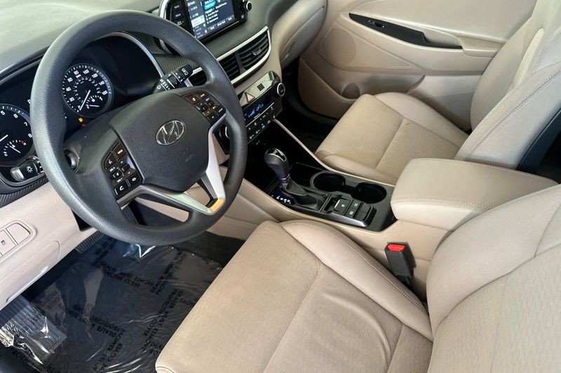 Hyundai Tucson Vehicle Full-screen Gallery Image 10