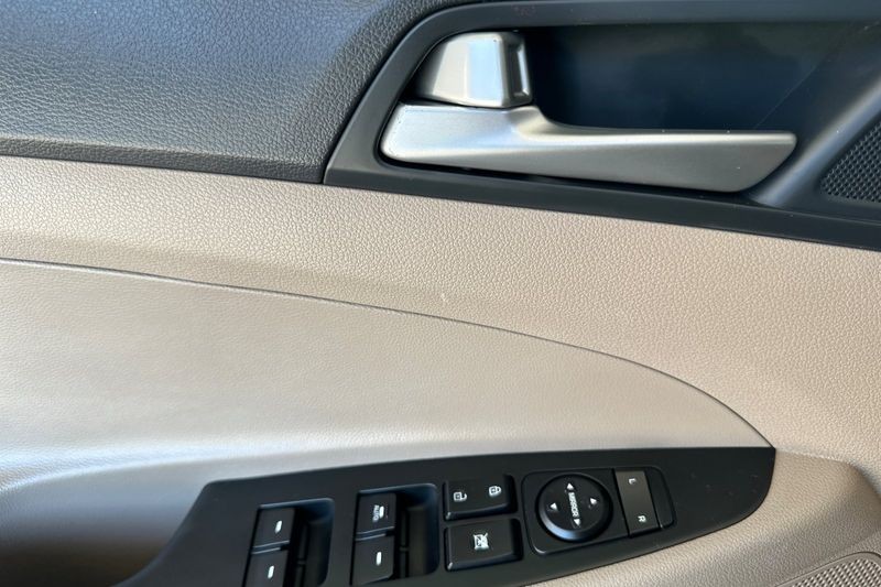 Hyundai Tucson Vehicle Full-screen Gallery Image 11