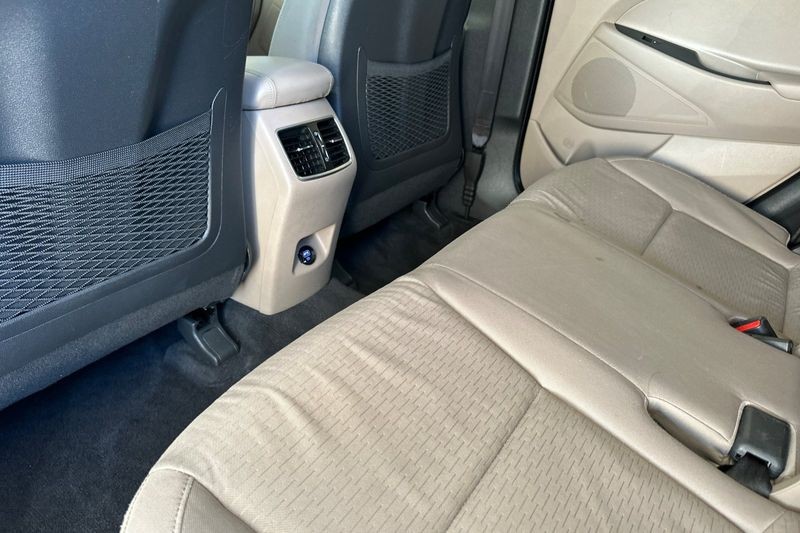 Hyundai Tucson Vehicle Full-screen Gallery Image 12