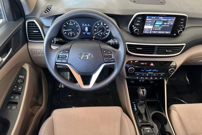 Hyundai Tucson Vehicle Full-screen Gallery Image 14