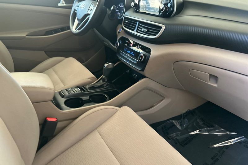 Hyundai Tucson Vehicle Full-screen Gallery Image 16