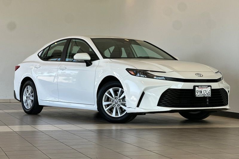 Toyota Camry Vehicle Full-screen Gallery Image 02