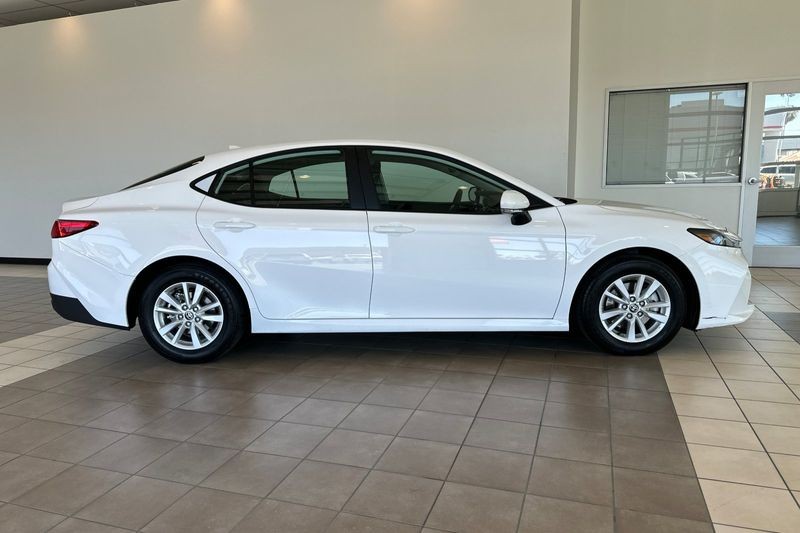 Toyota Camry Vehicle Full-screen Gallery Image 03