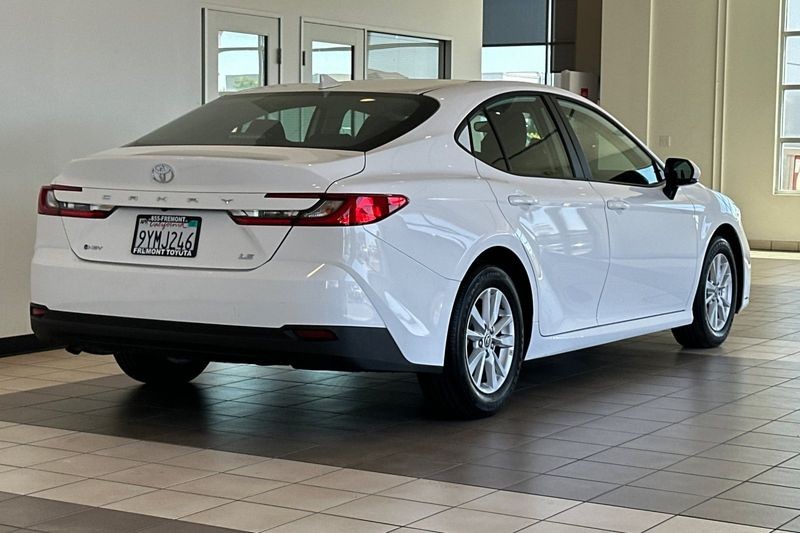 Toyota Camry Vehicle Full-screen Gallery Image 04