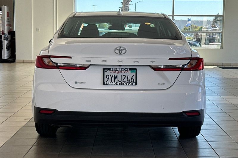 Toyota Camry Vehicle Full-screen Gallery Image 05