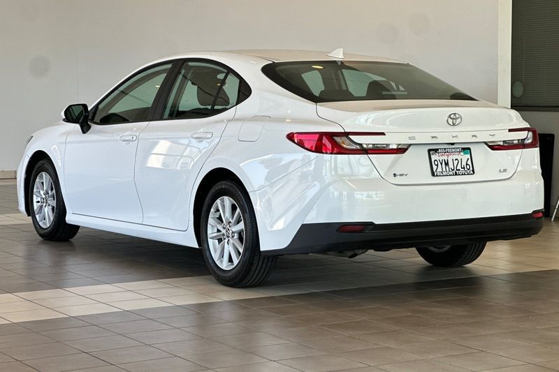 Toyota Camry Vehicle Full-screen Gallery Image 06
