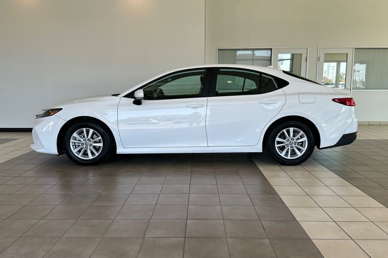 Toyota Camry Vehicle Full-screen Gallery Image 07