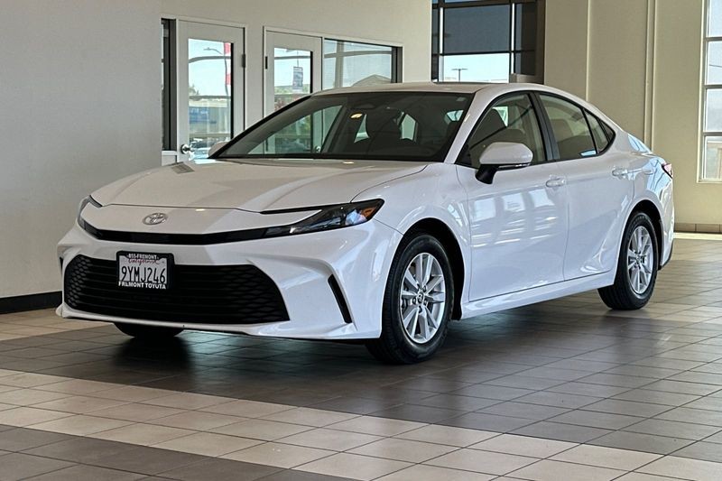 Toyota Camry Vehicle Full-screen Gallery Image 08