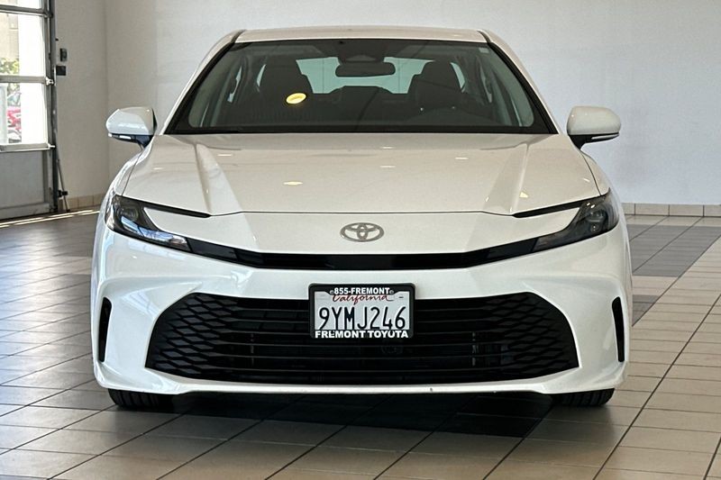 Toyota Camry Vehicle Full-screen Gallery Image 09