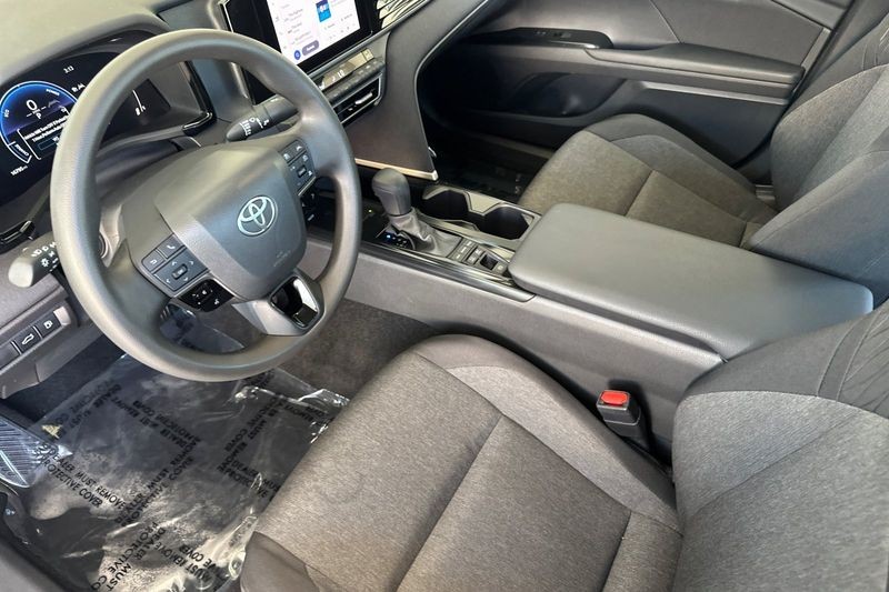 Toyota Camry Vehicle Full-screen Gallery Image 10