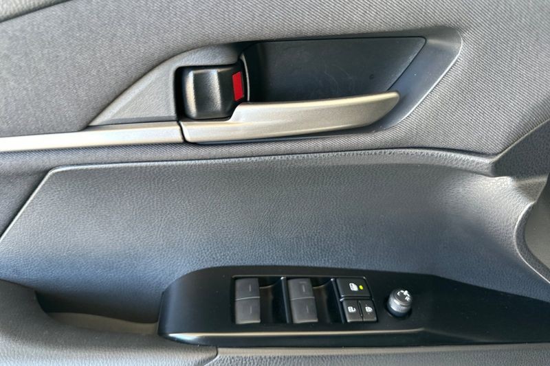 Toyota Camry Vehicle Full-screen Gallery Image 11