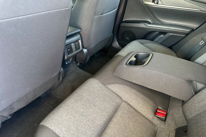 Toyota Camry Vehicle Full-screen Gallery Image 12