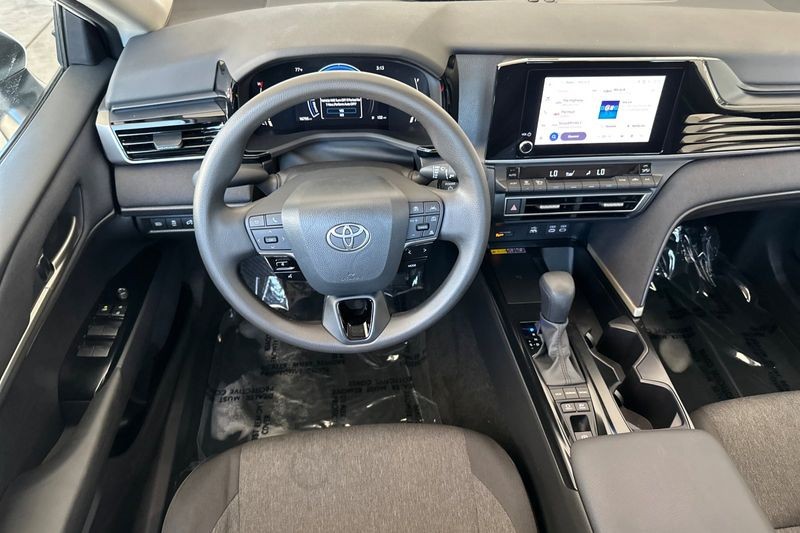 Toyota Camry Vehicle Full-screen Gallery Image 14