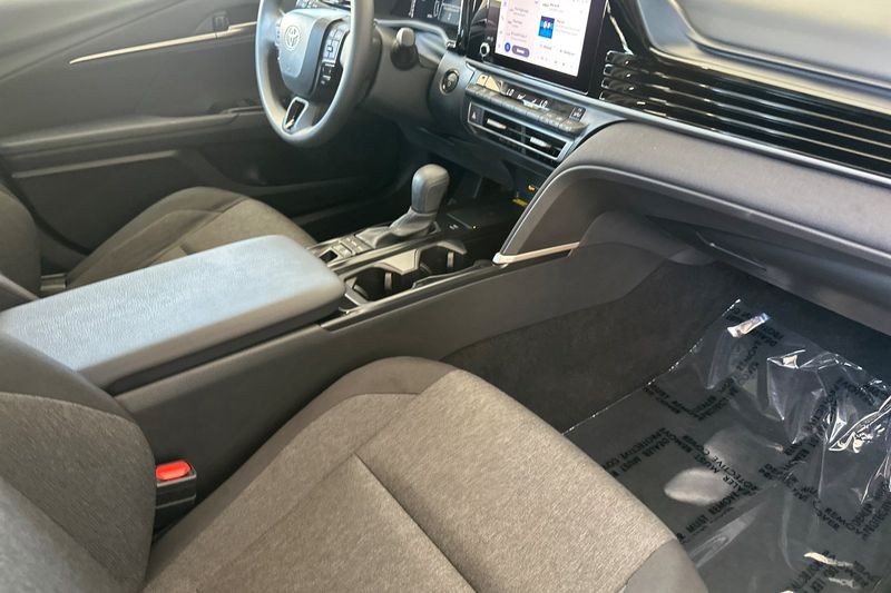 Toyota Camry Vehicle Full-screen Gallery Image 15