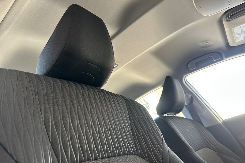 Toyota Camry Vehicle Full-screen Gallery Image 16