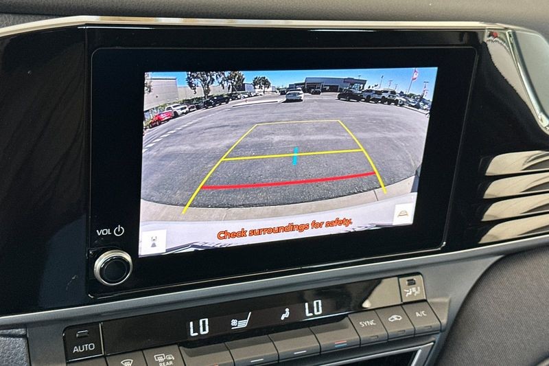 Toyota Camry Vehicle Full-screen Gallery Image 18