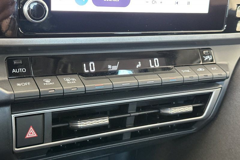 Toyota Camry Vehicle Full-screen Gallery Image 19
